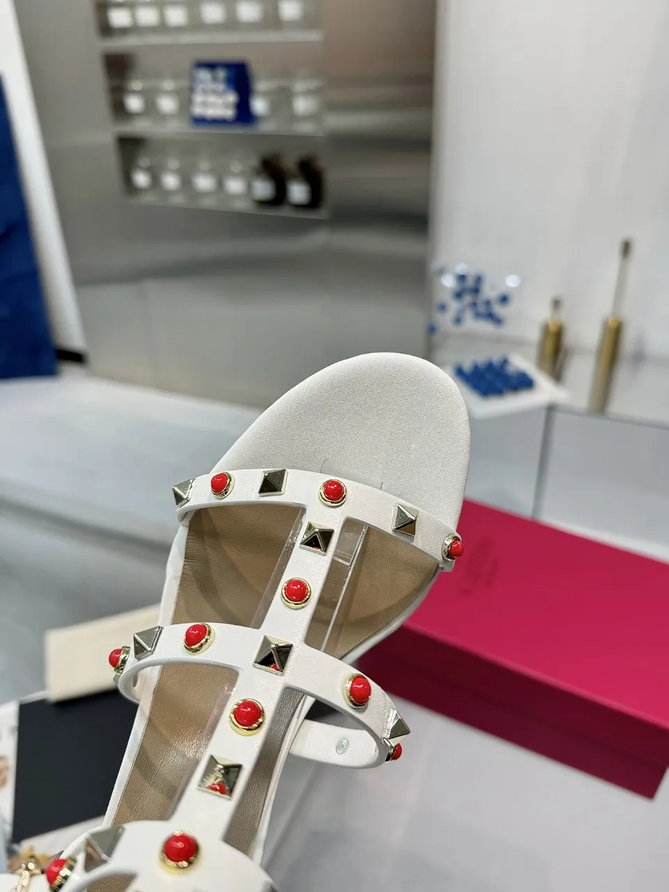 👟👟Ex-factory price 520👟👟 Valentino classic sandals with rivets ✔️Fashionable thick heel 9.5cm ✔️Mixed-breed sheepskin upper ✔️Mixed-breed sheepskin lining and foot pads ✔️Italian yellow cowhide outsole texture is clear and consistent with the counter ✔️Code number 35-40 (34, 41, 42 can be customized and not returned)